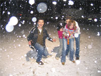 Juanjo bailando y Ricardo reteniendo a unas mozas bajo la nieve